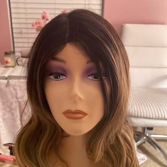 Lace front wig with brown and blonde highlights.new with tags - Picture 6 of 7